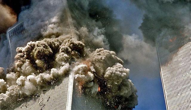911世贸大厦撞击全过程，建造花了10年，倒塌仅用了2小时