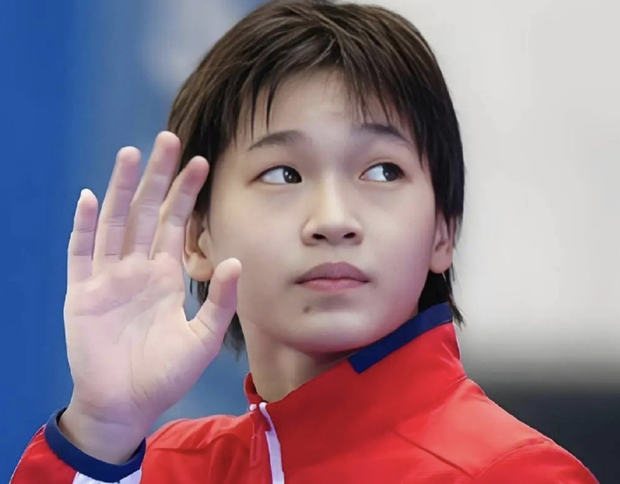 全红婵回家干农活曝光 光脚下地挥锄头 还打水给爸爸冲脚