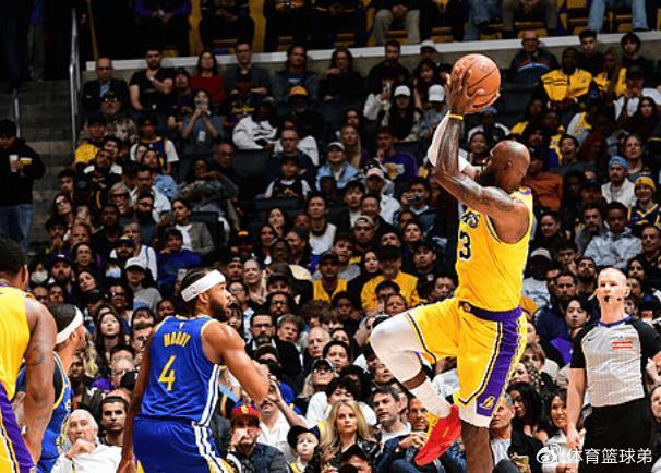 肯纳德首秀惊艳！湖人逆袭勇士，詹姆斯20+10+7准四双，库里缺席