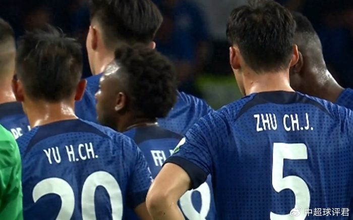 不服！申花球员赛后找裁判理论，末战成都，海港占据夺冠主动权