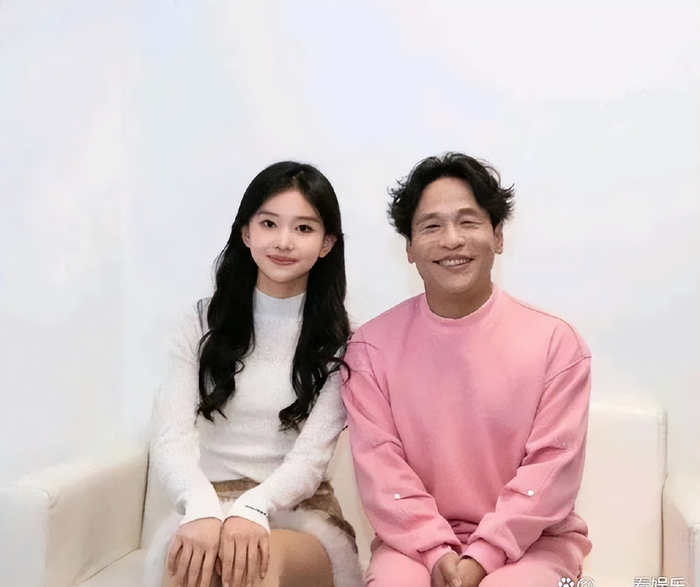 网友不满宋小宝改韩国欧巴形象,粉色亮相辛选嘉年华,改变不来的喜剧