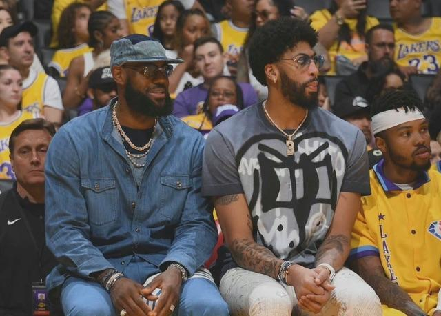 詹姆斯领军紫金军团主场迎战恩比德率领的费城劲旅