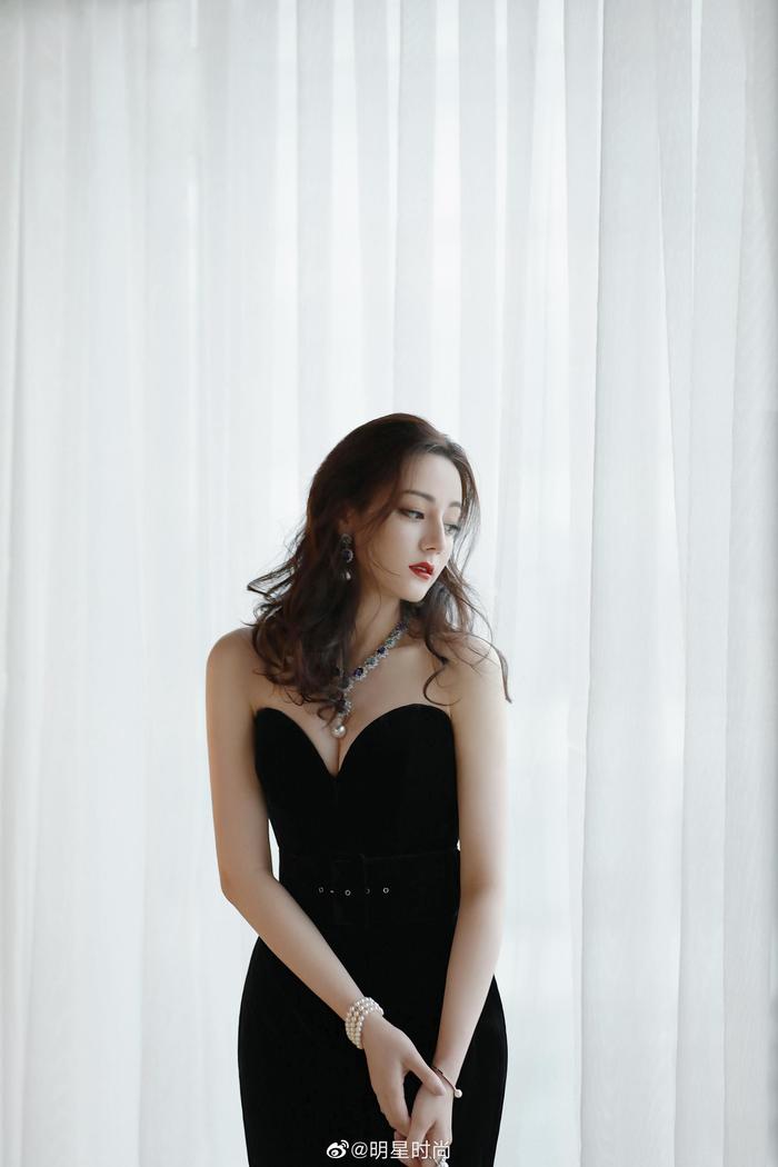 迪丽热巴最新造型，一袭黑色抹胸长裙性感妩媚，优雅自信！