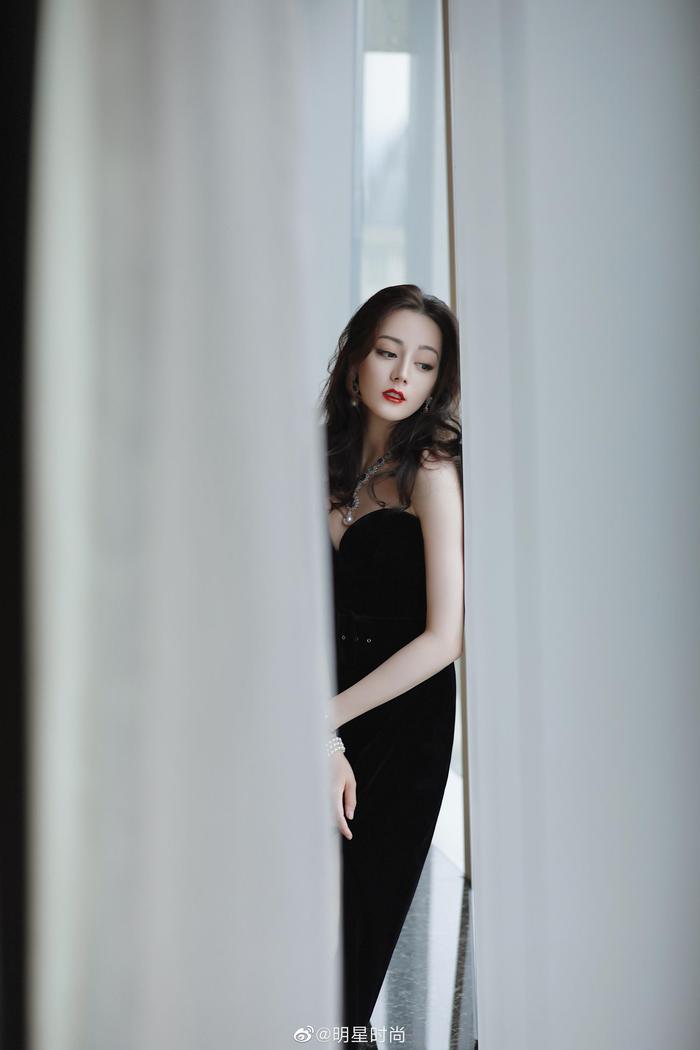 迪丽热巴最新造型，一袭黑色抹胸长裙性感妩媚，优雅自信！