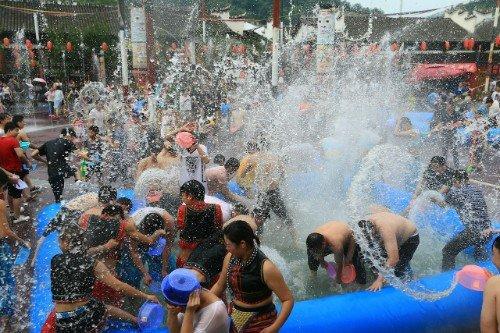 武汉周边最适合避暑的景区，一到夏天就喷水，盛产载歌载舞的美女