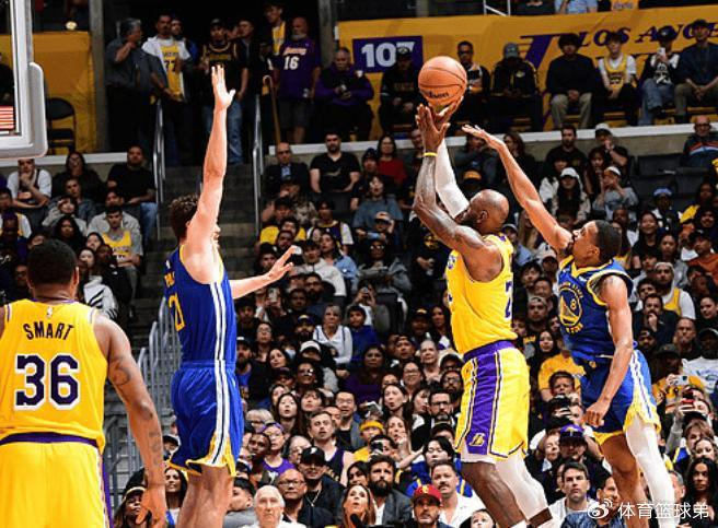肯纳德首秀惊艳！湖人逆袭勇士，詹姆斯20+10+7准四双，库里缺席