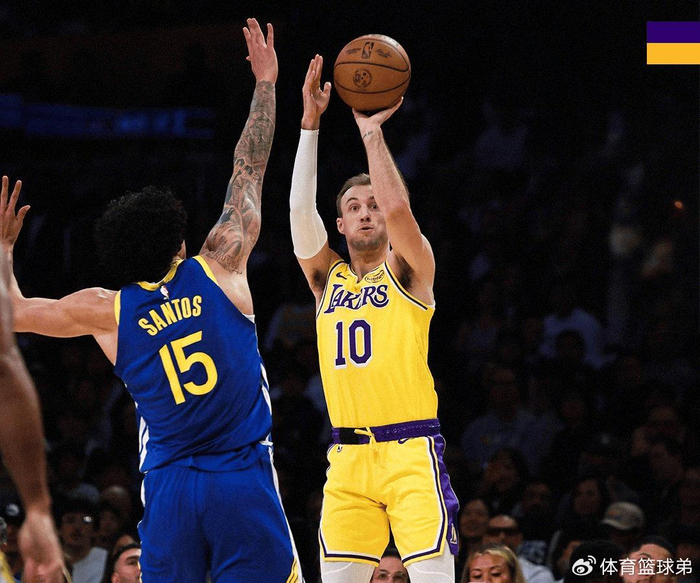 肯纳德首秀惊艳！湖人逆袭勇士，詹姆斯20+10+7准四双，库里缺席