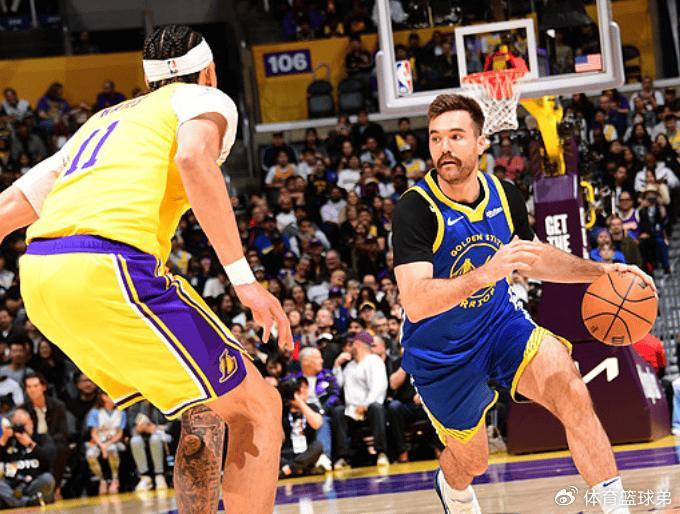 肯纳德首秀惊艳！湖人逆袭勇士，詹姆斯20+10+7准四双，库里缺席