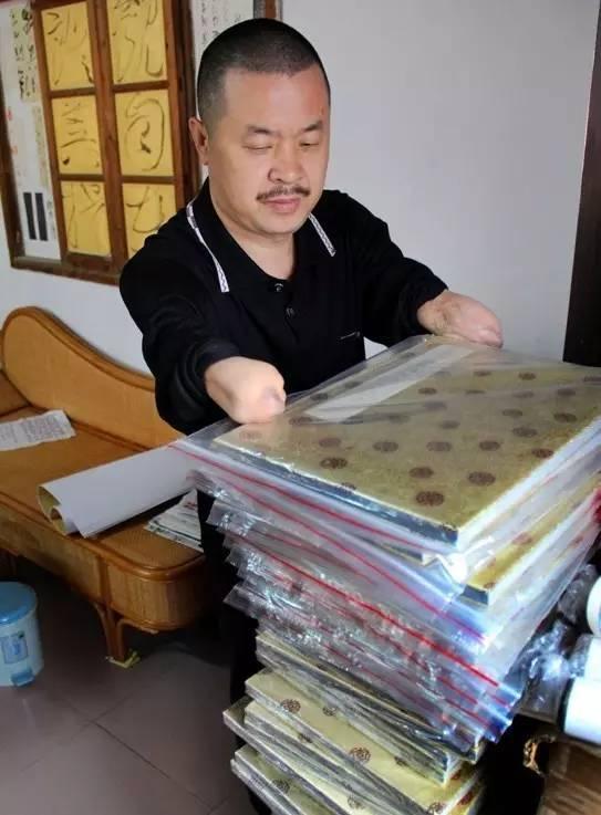 失去双臂又成孤儿，用嘴练书法40年，写了144万字小楷创下3大奇迹