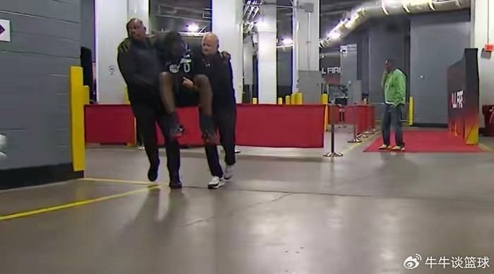 直接被驱逐！脾气太大，脏动作越来越多，还顶撞乌度卡，该送走了