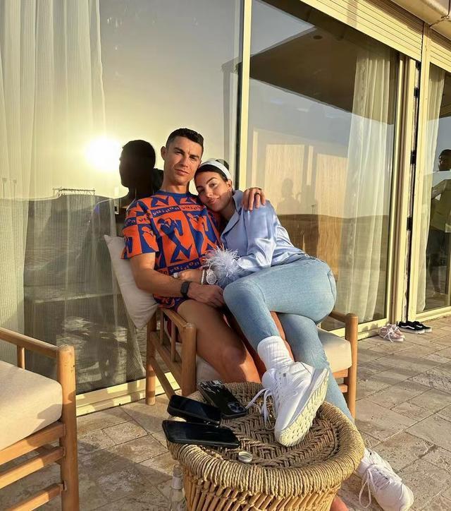 The Story Behind Ronaldo'S Engagement: Love At First Sight? - s4tgoh4