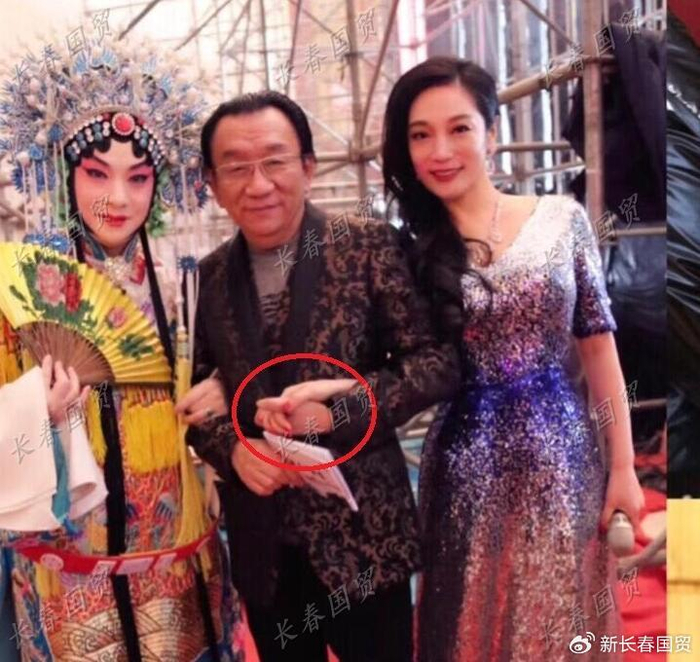 侯耀华与女粉丝合影照曝光,十指紧扣毫无明星架子