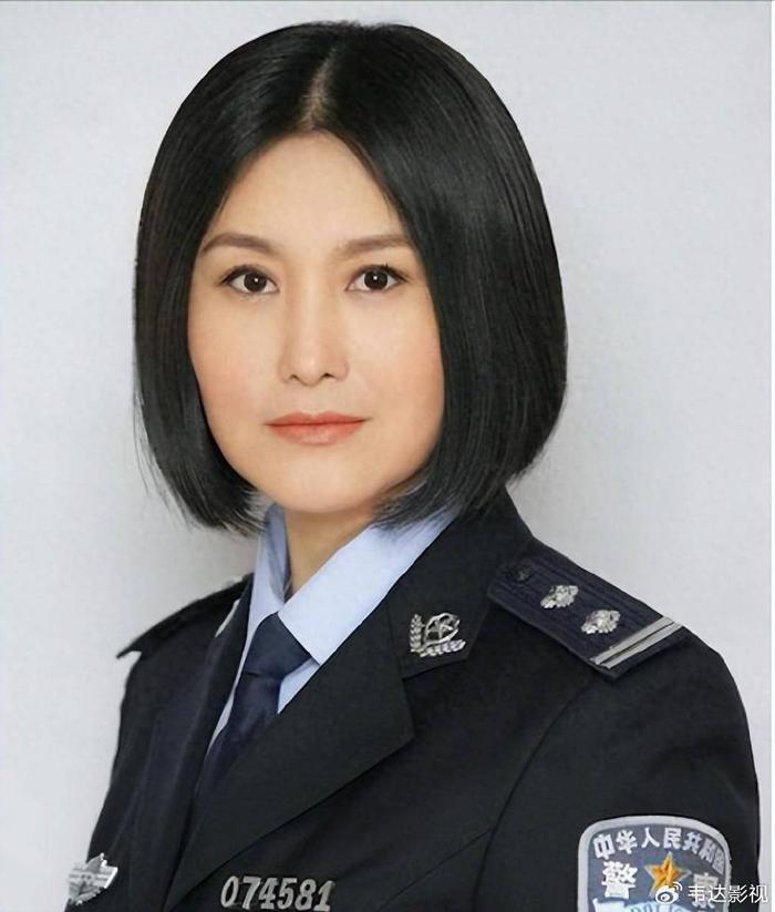 她曾是银幕″最美警花″,嫁给大23岁著名导演,今55岁为夫守寡