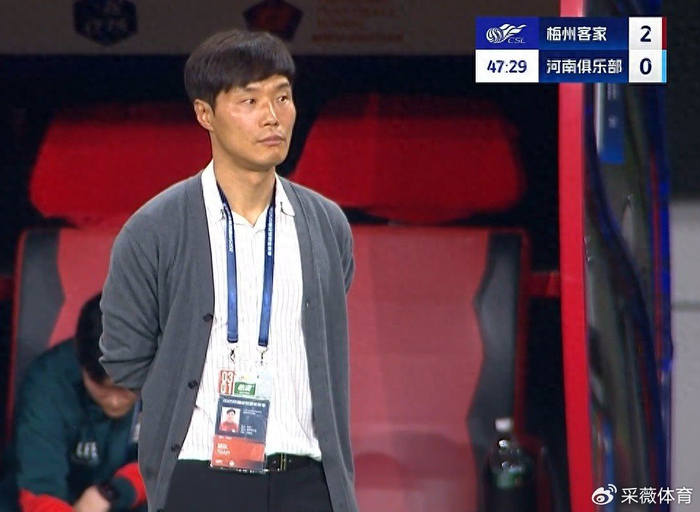 搞笑？纳萨里奥失点李星贤丢空门，迈达纳头球成南基一唯一遮羞布