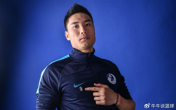 昔日大连神锋加盟青岛，曾与张玉宁齐名，3年踢5场比赛，9年联赛共进2