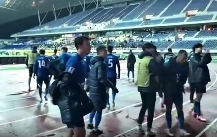 真是暖男！从北京国安转会过来高天意 脱下球衣送给小球迷