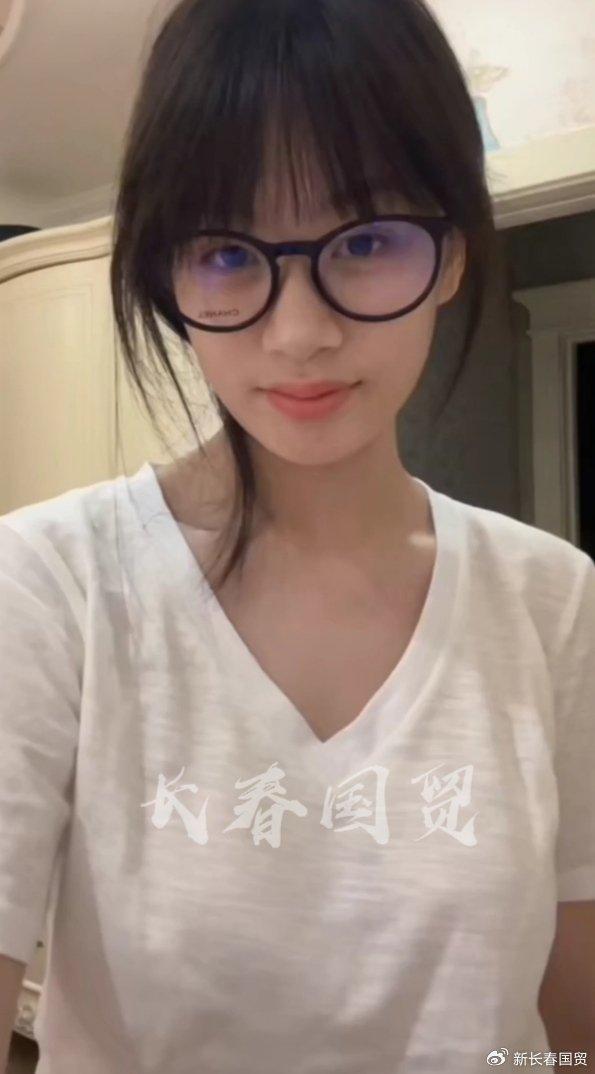 吴启华15岁女儿近照，清纯甜美遗传父母好基因