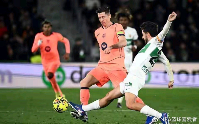 莱万不慌！手握沙特美职联offer，巴萨却成最煎熬的人