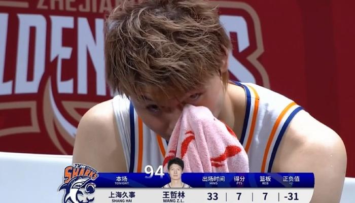 29分惨败！王哲林低迷9中2仅得7分，谁注意到他的表情：眼眶红了