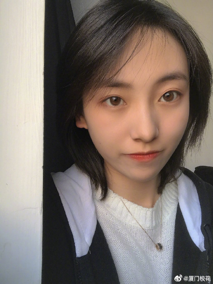 她叫王艺帆，02年，就读于上海视觉艺术学院，身高165cm……