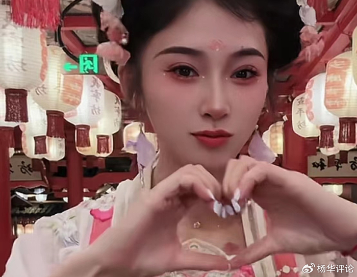 吴艳妮盛唐扮相有贵妃范儿,标志性比心可爱,粉丝:秒杀所有女艺人