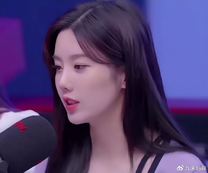 韩国女明星演出时衣服肩带滑落,引起网友热议,网友:很像故意的