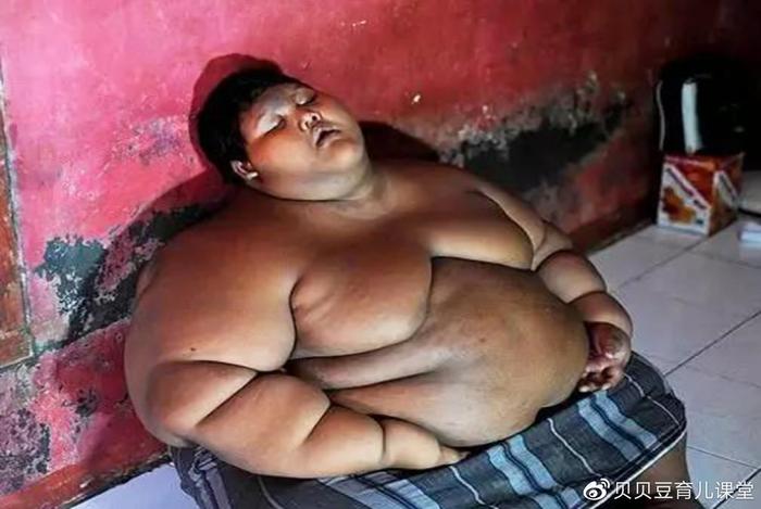 11岁男孩每天吃5顿饭体重400斤，如今减肥成功长这样，网友不敢看