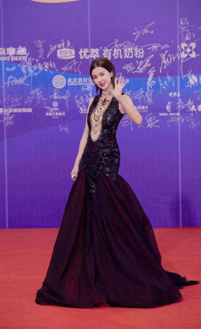 姚星彤 姚星彤亮相百花奖闭幕式威亚摔伤三处骨折后首次出席活动
