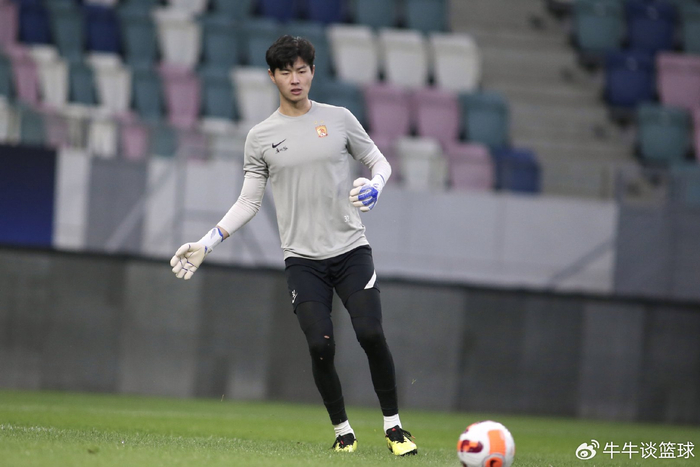 转会费240万！前广州队门将加盟浙江，曝钱都捐给足校，当学费了