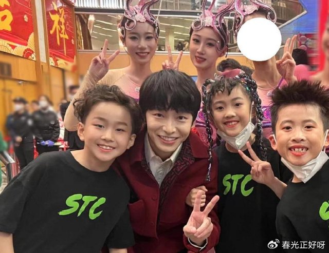 AI赛博庙会被刘宇宁、彭昱畅粉丝挤爆了,路人:搓澡都得排2小时