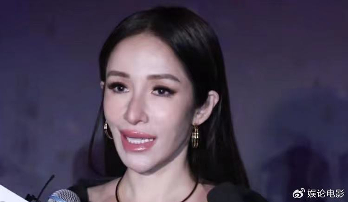 张绍刚主持萧亚轩签约发布会，被粉丝吐槽，喊错英文名爹味重