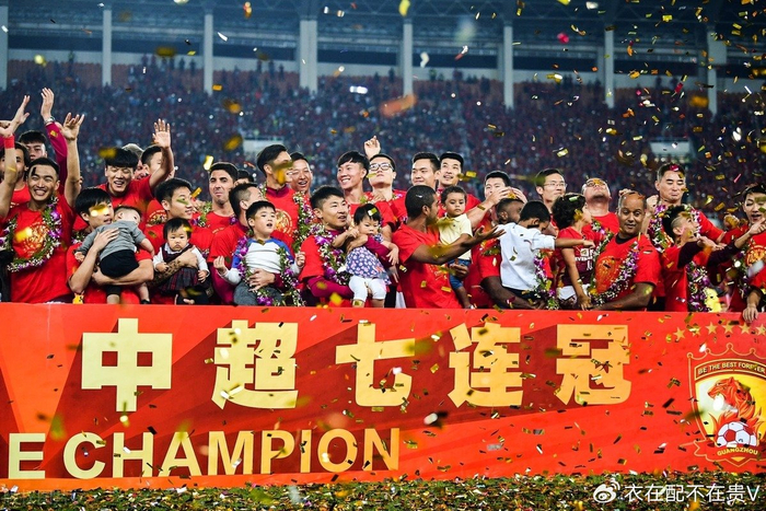 隐瞒球迷15年！广州队解散原因曝光，身背80亿欠款，资金都填坑了