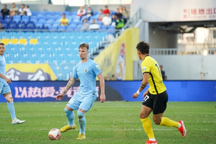 喜讯！青岛西海岸3比2击败深圳新鹏城，邵佳一封神跻身名帅行列