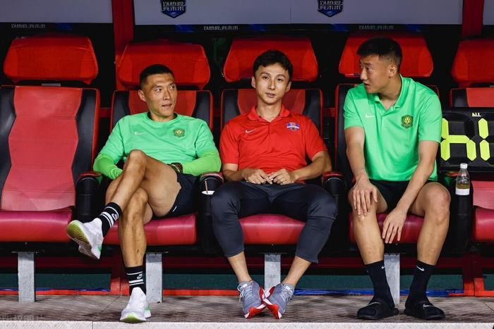 尹鸿博确认离开梅州客家，部分上港球迷却为此拍手称快，引发热议