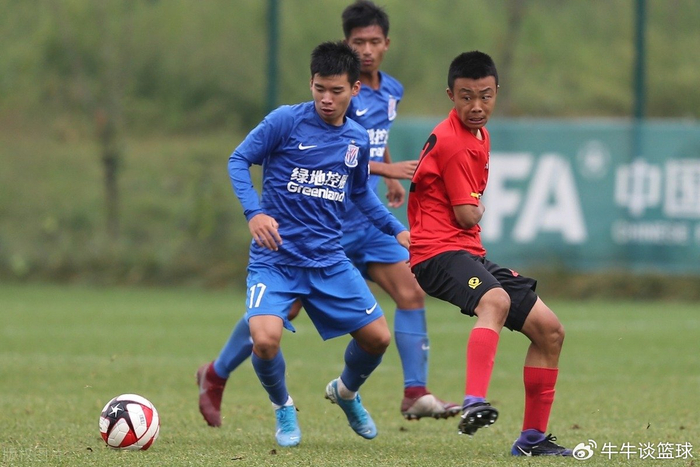 曝小球员被恒大足校淘汰，不踢了还被索要20万，球迷：不赖足校