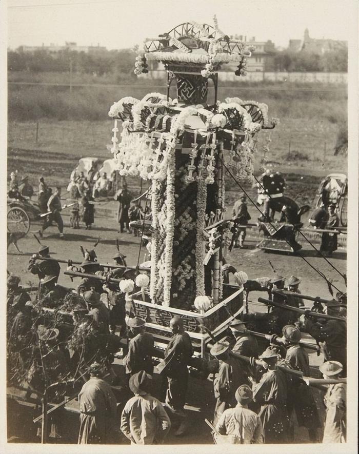 老照片：上世纪二十年代北京地区的丧葬习俗，送葬队伍很庞大