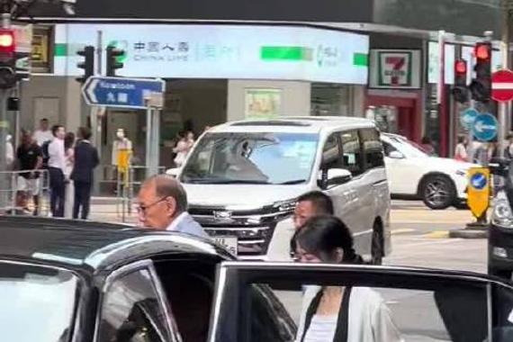 湾仔街头偶遇英皇大佬杨受成还有他的88号车牌的据说这个车牌拍卖成交价格是一