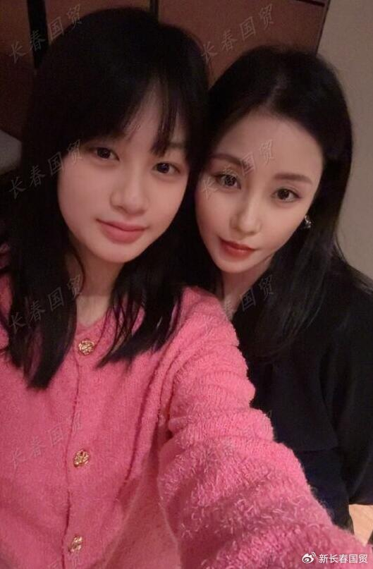 吴启华15岁女儿近照曝光,高颜值不输女明星,与妈妈同框似姐妹