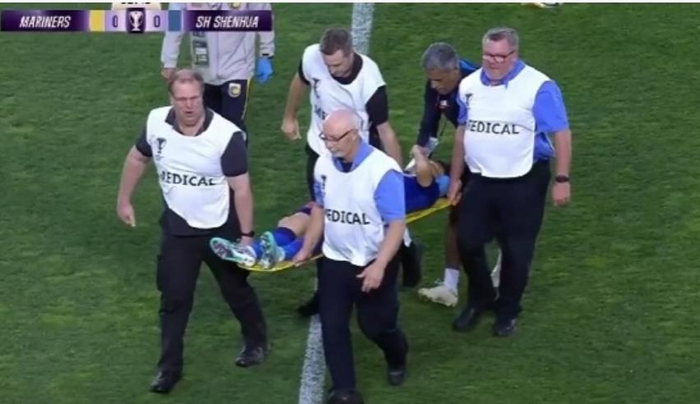 隔着屏幕都心疼 ！谢鹏飞刚迎来久违首发 就被撞伤抬出场外