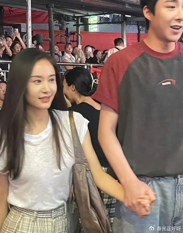 换个发型美到不敢认,王子文现身引整条街轰动,连气质都像整了容