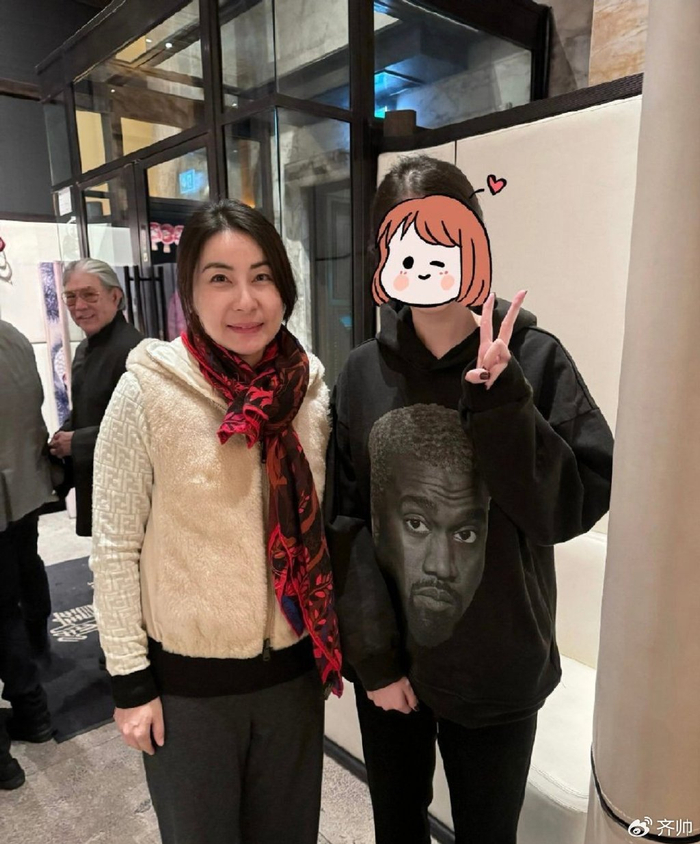 郭晶晶在英国,和网友偶遇!奥运会跳水冠军,笑起来亲和力十足