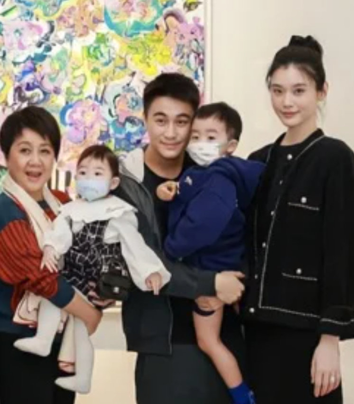 奚梦瑶女儿正面照曝光，像极了爸爸何猷君