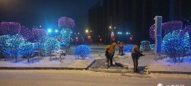 长春新区环卫系统昼夜清雪确保道路通畅