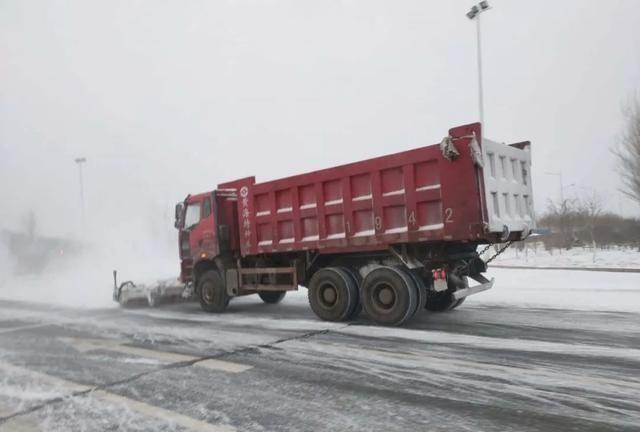 长春新区环卫系统昼夜清雪确保道路通畅