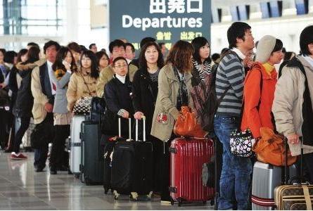 大批美籍华人连夜赶回国内，到底发生了什么？专家：需要提高警惕