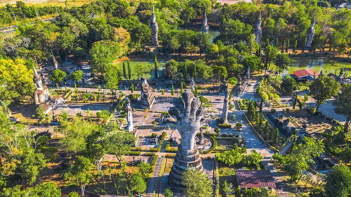 泰国最奇葩景点之一，廊开府撒拉教窟，雕塑比西游记内容还奇幻