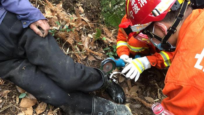 80多岁老人上山砍竹子 遭遇 野猪夹  宁海消防紧急出动成功救援