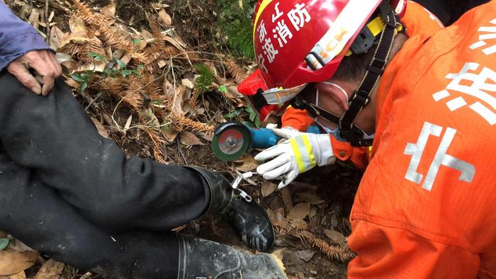 80多岁老人上山砍竹子 遭遇 野猪夹  宁海消防紧急出动成功救援