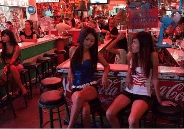 在泰国曼谷，很多中国姑娘来泰国做生意，看看他们做什么？