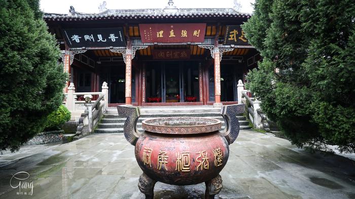 阆中古城有一座纪念张飞的祠庙叫“汉桓侯祠”，背后就是他墓地